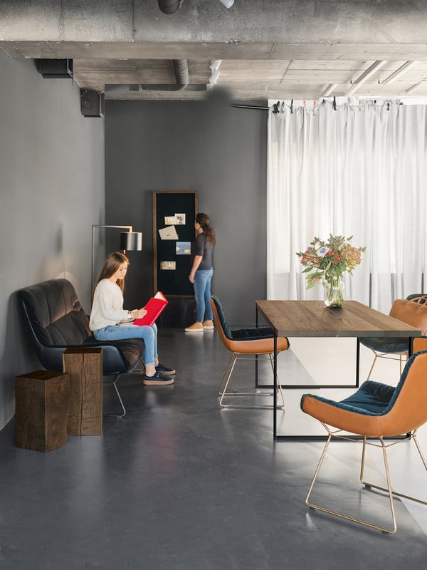 janua_s700_cpsdesign_tisch_indoor_geraeuchert_holz_eiche_natur_stahl_tiefschwarz_e_02