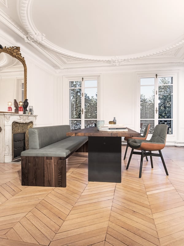 janua_sc02_sitzbank_teilgepolstert_indoor_altholz_holz_eiche_geraeuchert_natur_leder_e_01