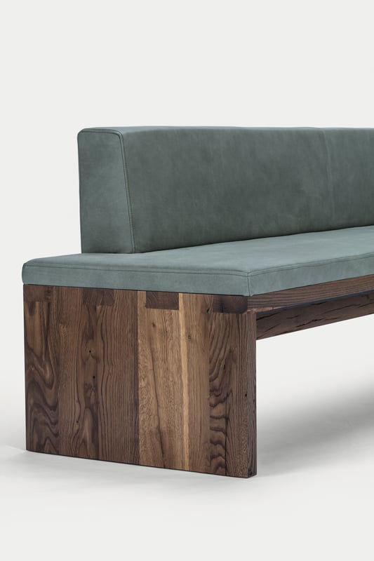 janua_sc02_sitzbank_teilgepolstert_indoor_altholz_holz_eiche_geraeuchert_natur_leder_e_02