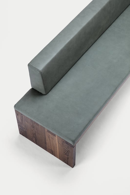 janua_sc02_sitzbank_teilgepolstert_indoor_altholz_holz_eiche_geraeuchert_natur_leder_e_03