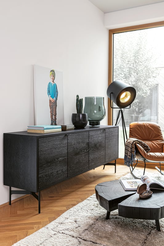 janua_sc21_sideboard_korpusmoebel_indoor_basic_holz_eiche_schwarz_gebeizt_stahl_tiefschwarz_e_02