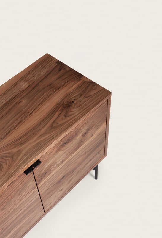 janua_sc21_sideboard_korpusmoebel_indoor_basic_holz_europaeischer_nussbaum_stahl_tiefschwarz_e_01