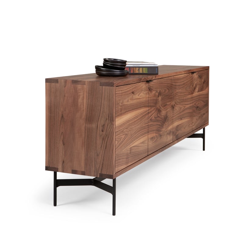 janua_sc21_sideboard_korpusmoebel_indoor_basic_holz_europaeischer_nussbaum_stahl_tiefschwarz_f_01