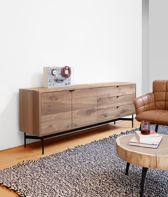janua_sc21_sideboard_korpusmoebel_indoor_geraeuchert_holz_eiche_weiss_roheffekt_stahl_tiefschwarz_e_01