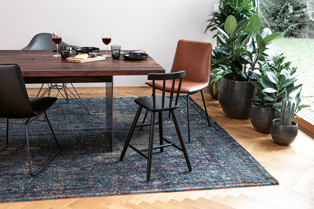 janua_sc41_tisch_indoor_basic_holz_amerikanischer_nussbaum_stahl_tiefschwarz_e_01