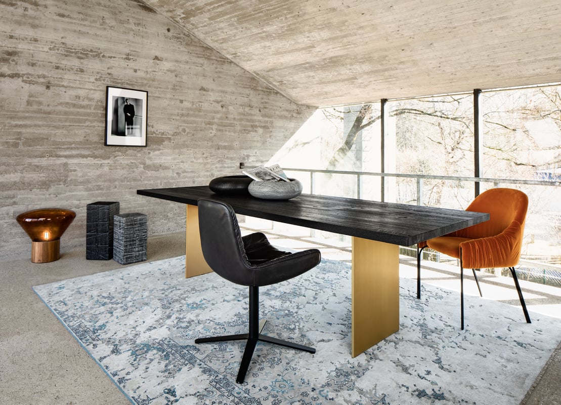 janua_sc41_tisch_indoor_gekoehlt_holz_eiche_ton_schwarz_aluminium_messing_eloxiert_e_01