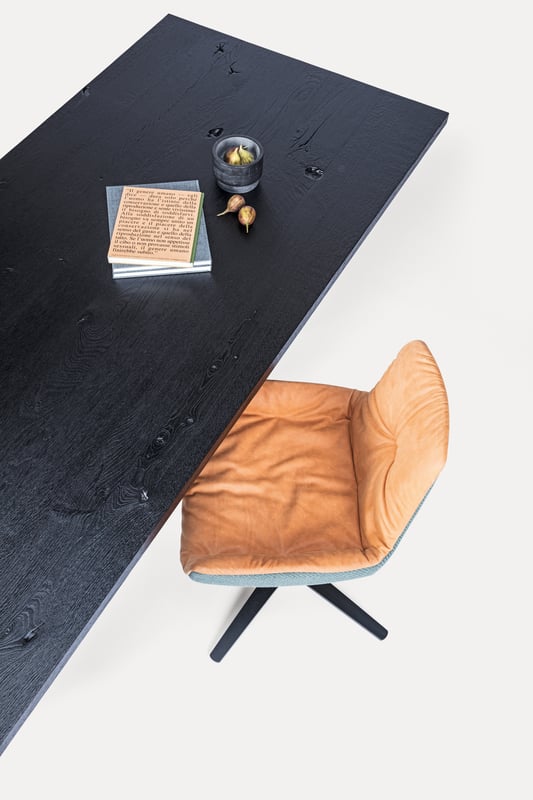 janua_sc41_tisch_indoor_gekoehlt_holz_eiche_ton_schwarz_aluminium_messing_eloxiert_e_02
