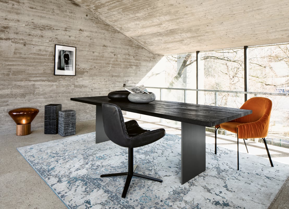 janua_sc41_tisch_indoor_gekoehlt_holz_eiche_ton_schwarz_aluminium_schwarz_eloxiert_e_01