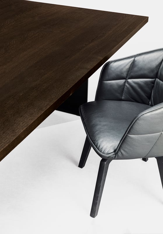 janua_sc41_tisch_indoor_geraeuchert_holz_eiche_anthrazit_stahl_rohstahl_e_01