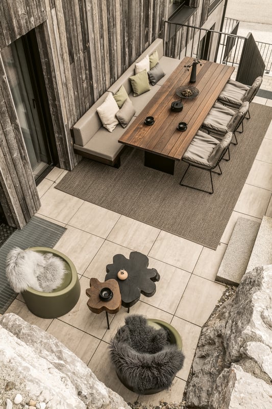 janua_sc41_tisch_outdoor_holz_kastanie_ton_marone_edelstahl_tiefschwarz_e_03