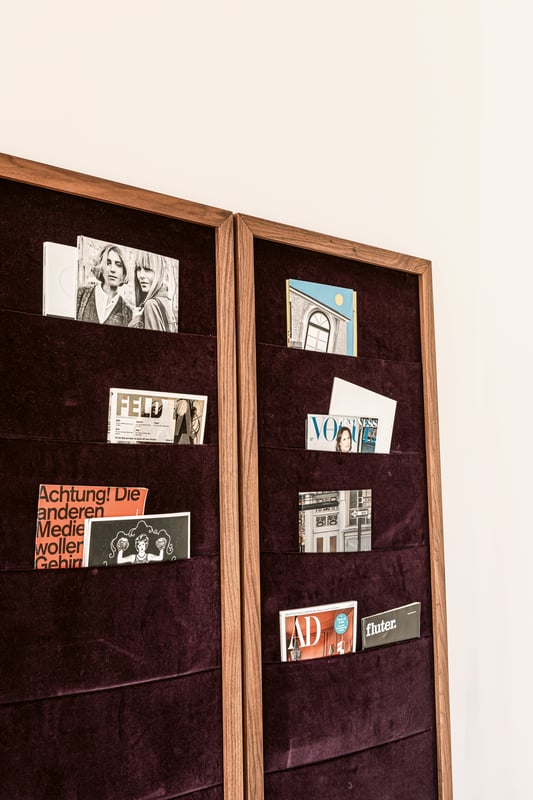 janua_sc57_regalsystem_medienboard_indoor_holz_basic_amerkianischer_nussbaum_stoff_e_01