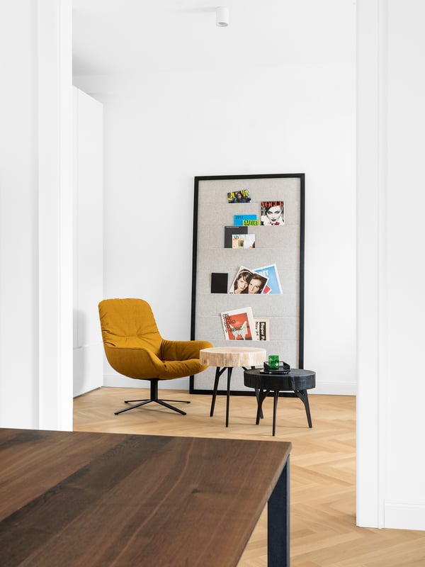 janua_sc57_regalsystem_medienboard_indoor_holz_gekoehlt_eiche_ton_schwarz_stoff_e_02-1