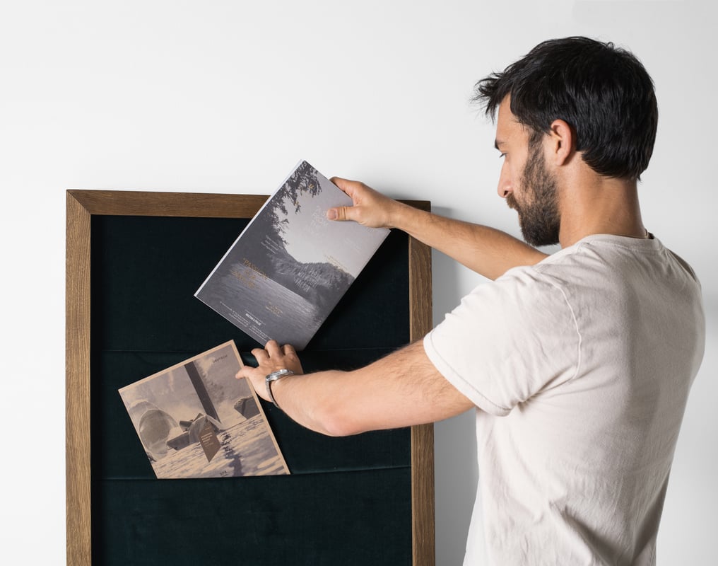 janua_sc57_regalsystem_medienboard_indoor_holz_geraeuchert_eiche_natur_stoff_e_01