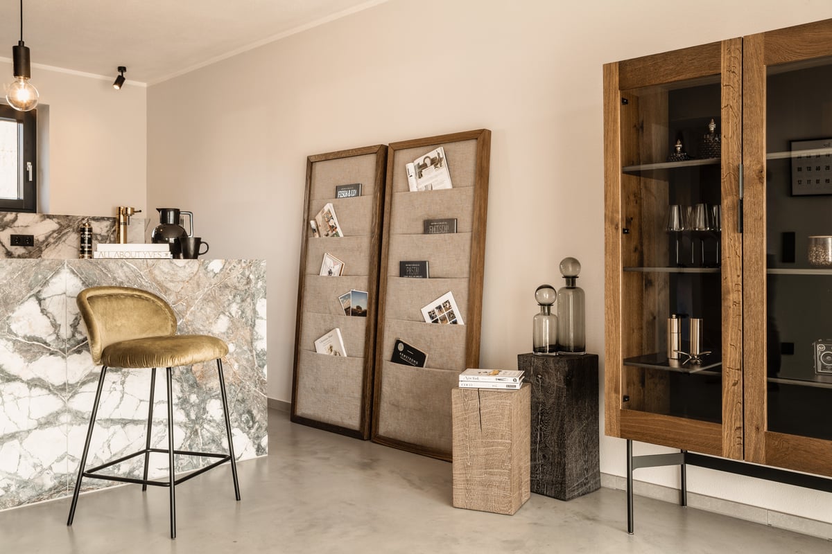janua_sc57_regalsystem_medienboard_indoor_holz_geraeuchert_eiche_natur_stoff_e_06