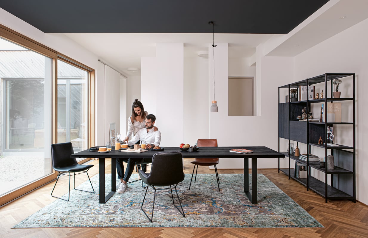 janua_sc58_tisch_indoor_basic_holz_eiche_schlammfarbig_gebeizt_stahl_tiefschwarz_e_02