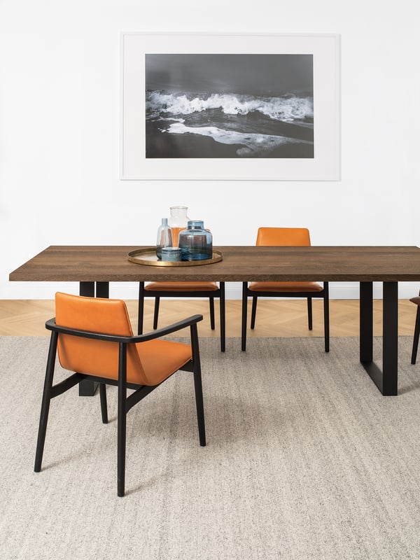 janua_sc58_tisch_indoor_geraeuchert_holz_eiche_natur_stahl_tiefschwarz_e_01