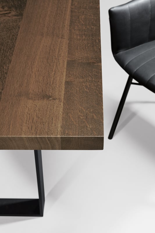 janua_sc58_tisch_indoor_geraeuchert_holz_eiche_natur_stahl_tiefschwarz_e_03