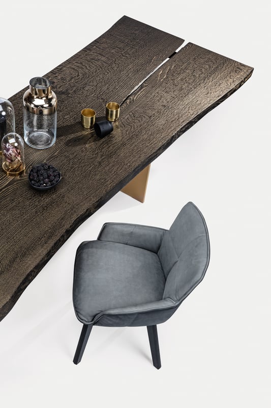 janua_sk01_monolith_tisch_indoor_gekoehlt_holz_eiche_ton_gold_aluminium_messing_eloxiert_e_01