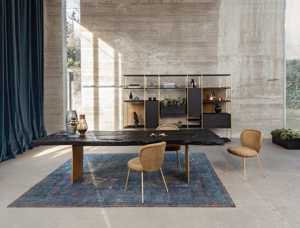 janua_sk01_monolith_tisch_indoor_gekoehlt_holz_eiche_ton_schwarz_aluminium_messing_eloxiert_e_01