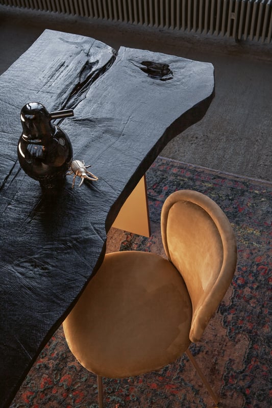 janua_sk01_monolith_tisch_indoor_gekoehlt_holz_eiche_ton_schwarz_aluminium_messing_eloxiert_e_03