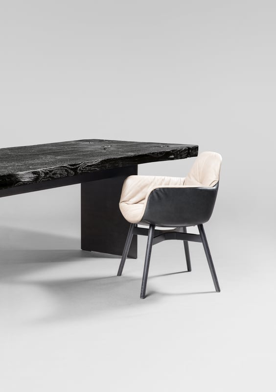 janua_sk01_monolith_tisch_indoor_gekoehlt_holz_eiche_ton_schwarz_stahl_tiefschwarz_e_01