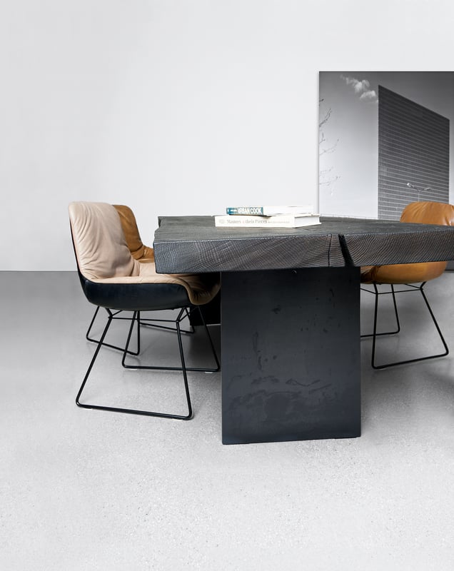 janua_sk01_monolith_tisch_indoor_gekoehlt_holz_eiche_ton_schwarz_stahl_tiefschwarz_e_02