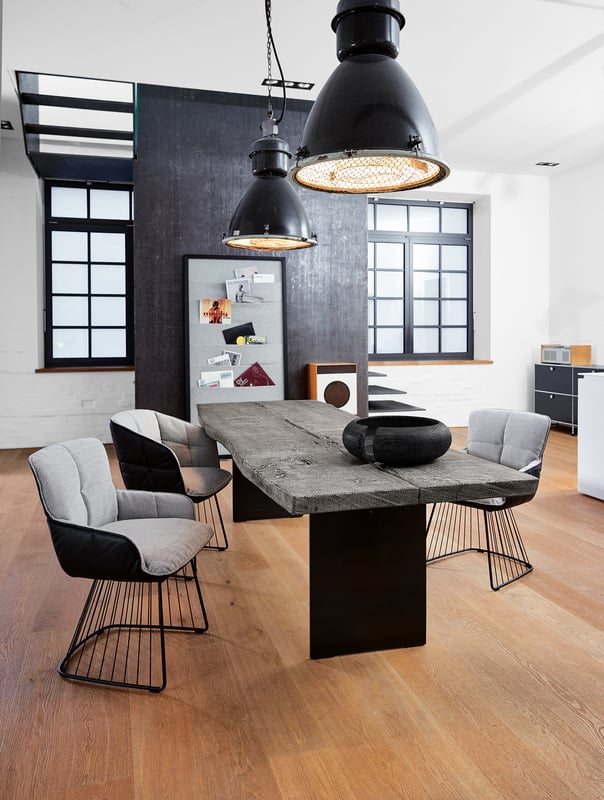 janua_sk01_monolith_tisch_indoor_gekoehlt_holz_eiche_ton_silber_stahl_tiefschwarz_e_01