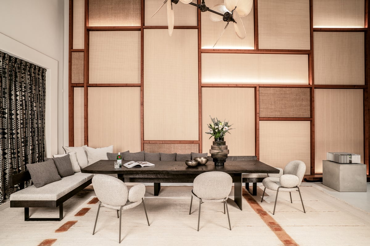 janua_sk01_monolith_tisch_indoor_geraeuchert_holz_eiche_anthrazit_bronze_stahl_bronze_lasur_e_01