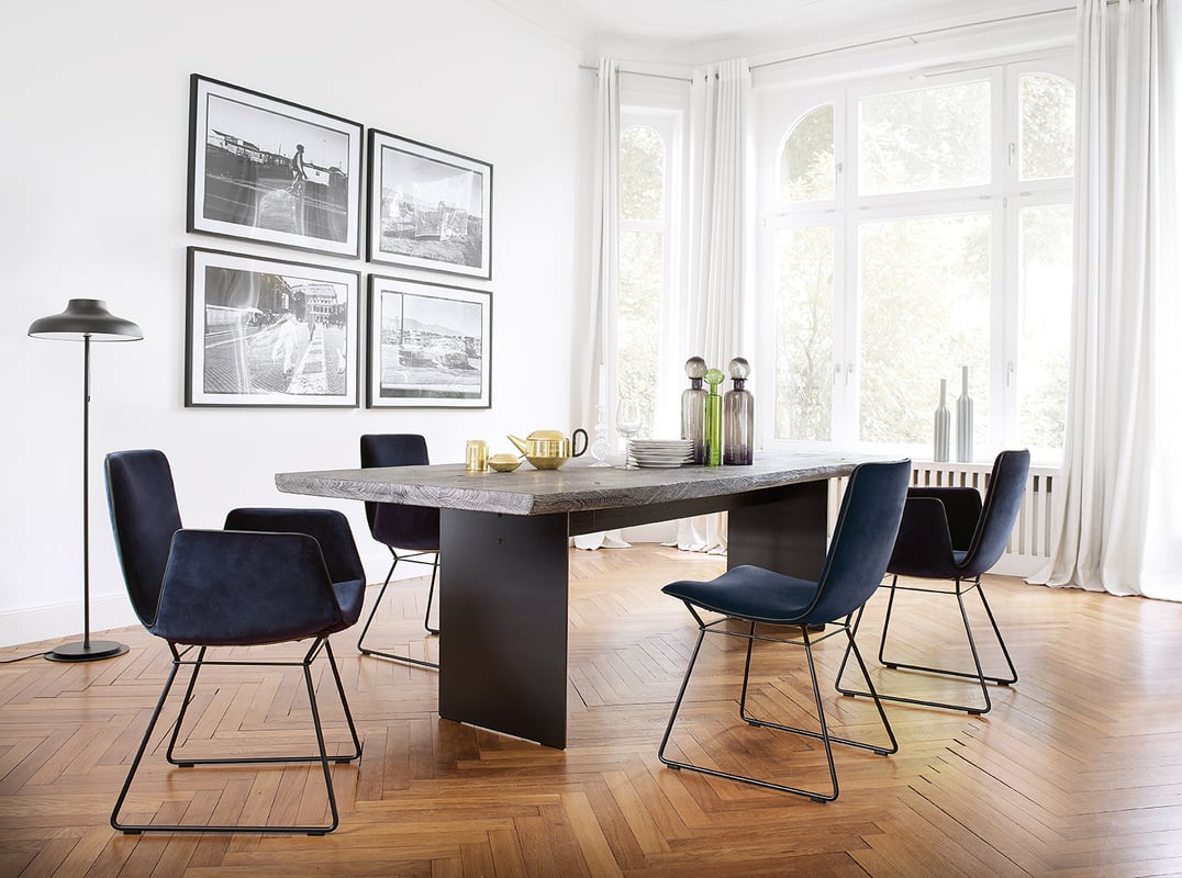 janua_sk04_komposit_tisch_indoor_gekoehlt_holz_eiche_ton_silber_stahl_tiefschwarz_e_01