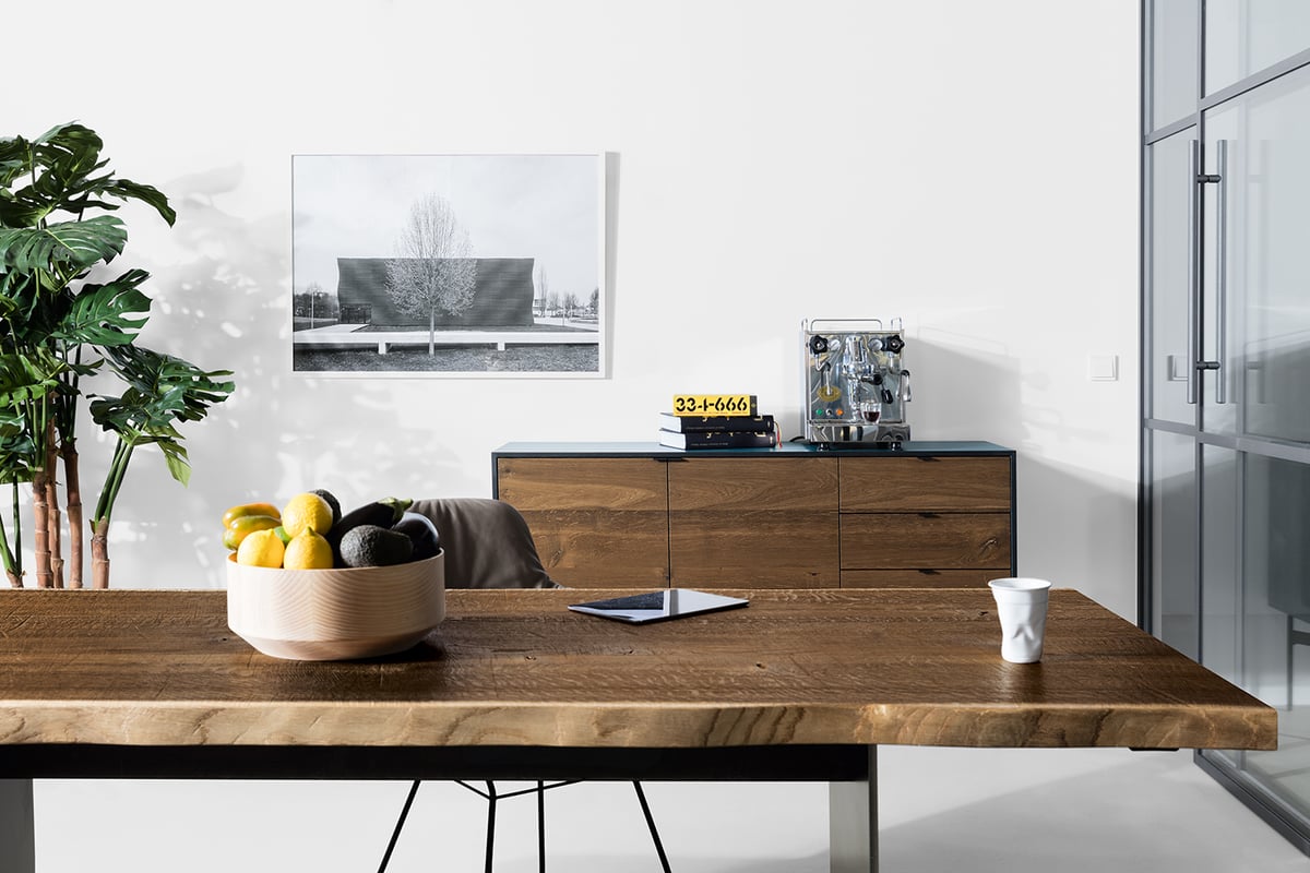 janua_sk04_komposit_tisch_indoor_geraeuchert_holz_eiche_natur_stahl_tiefschwarz_e_02