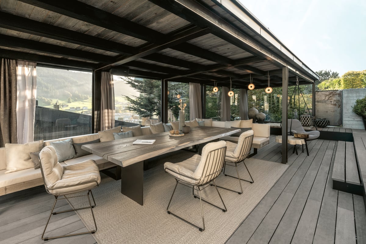 janua_sk04_komposit_tisch_outdoor_holz_kastanie_ton_sand_edelstahl_bronze_lasur_e_01
