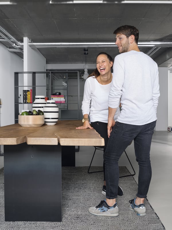 janua_sk08_butterfly_tisch_indoor_geraeuchert_holz_eiche_weiss_roheffekt_stahl_tiefschwarz_e_01