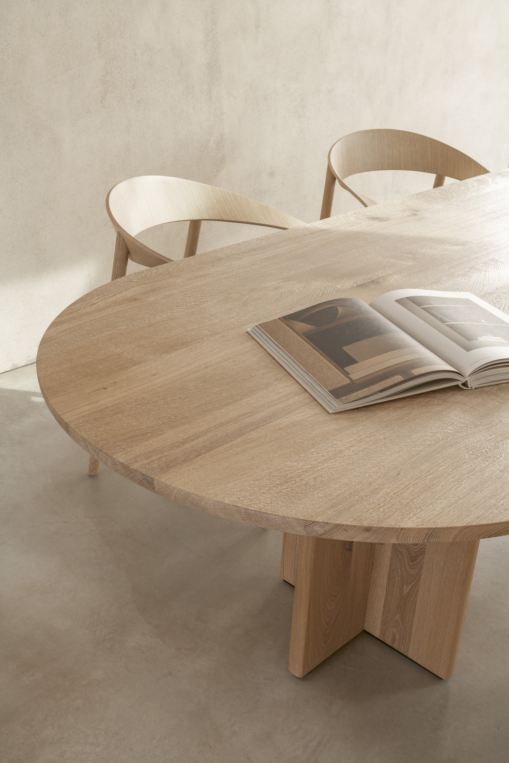 janua_bc17_t-rox_tisch_oval_indoor_basic_holz_eiche_weiß_e_03